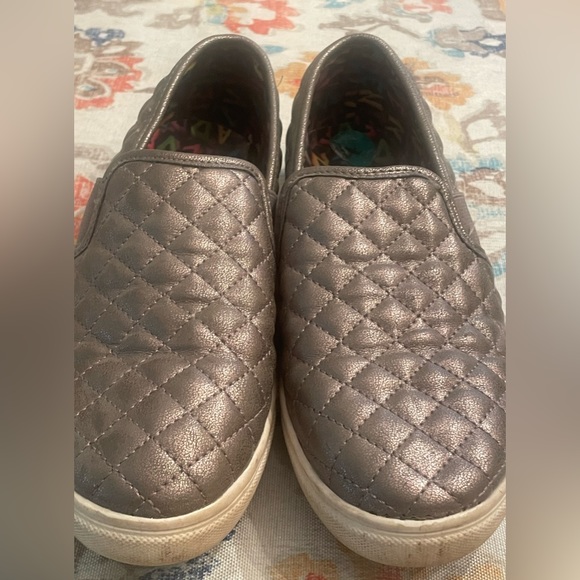 Girls Steve Madden Size 4 super cute grey cushion sneaker! - Picture 1 of 5